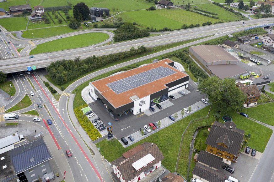 The Aldi Suisse branch in Ingenbohl with solar panels on its roof and next to highway A4, photographed in Ingenbohl in the Canton of Schwyz, Switzerland, with solar panels on its roof, photographed on ...