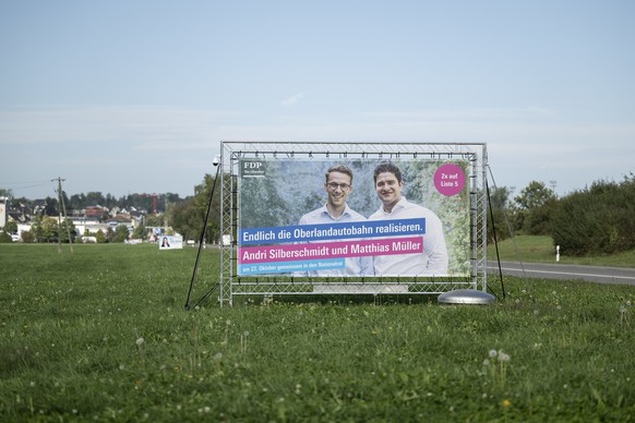 Ein Wahlplakat von Andri Silberschmidt und Matthias Mueller, Nationalratskandidaten, fotografiert am Montag, 2. Oktober 2023 in Wetzikon. Am 22. Oktober 2023 finden die National-und Staenderatswahlen  ...