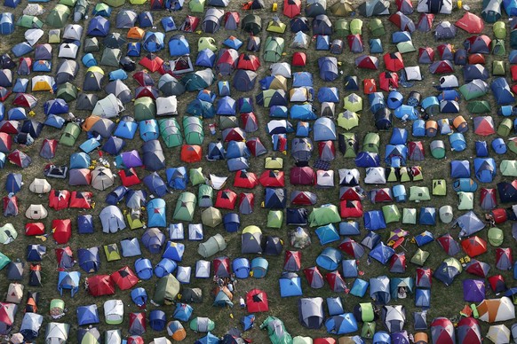 Aerial view of the tent village at the Gurten music open air festival in Bern, Switzerland, Friday, July 17, 2015. (KEYSTONE/Peter Klaunzer)