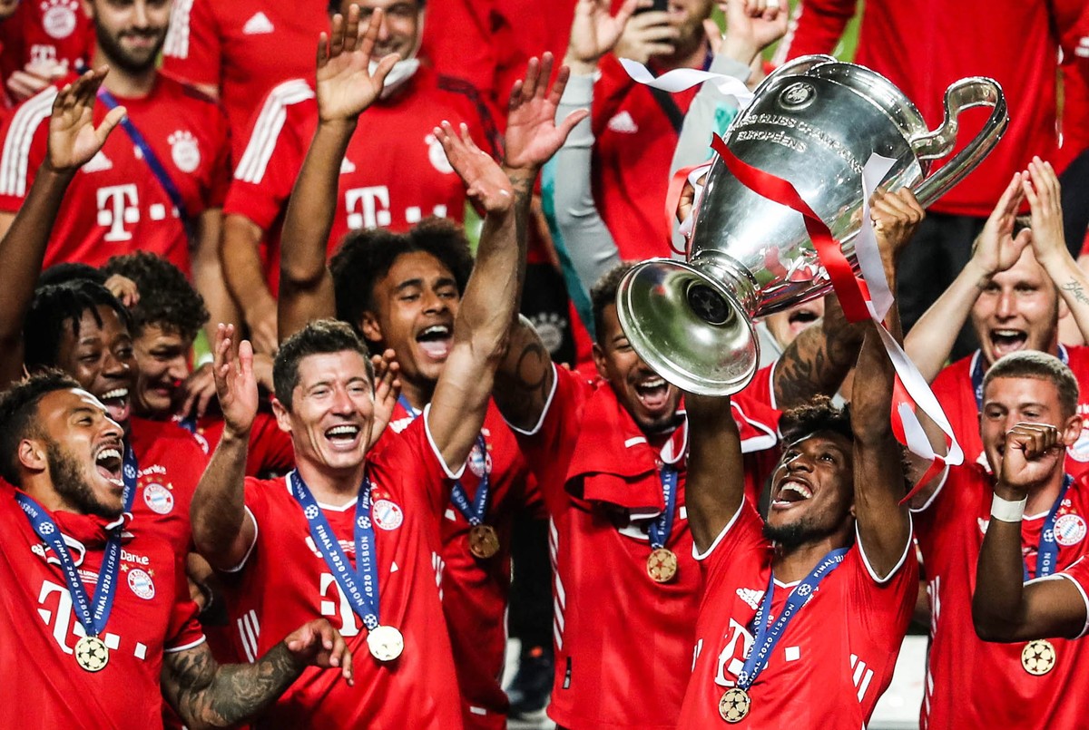 epaselect epa08621022 Bayern Munich's Kingsley Coman holds the trophy after winning the UEFA Champions League final match between Paris Saint-Germain and Bayern Munich, held at Luz Stadium in Lis ...