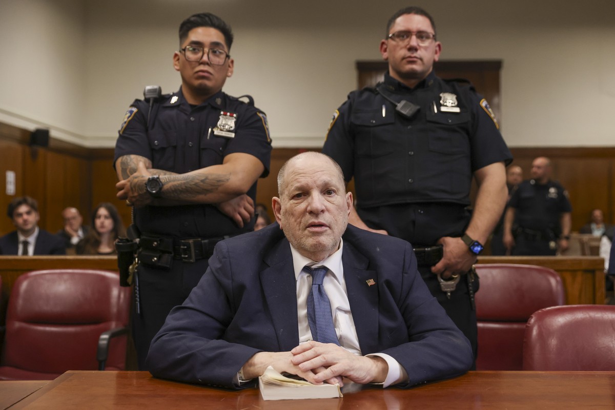 KEYPIX - epa12033248 Former film producer Harvey Weinstein (C) appears in court for his retrial at Manhattan Criminal Court in New York, New York, USA, 15 April 2025. Weinstein was convicted of first- ...