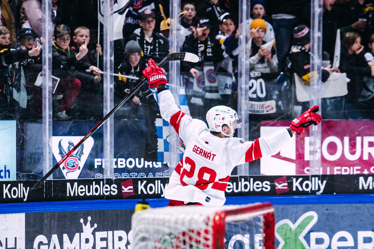 Le defenseur lausannois Martin Gernat, celebre son but lors du match du championnat suisse de hockey sur glace de National League entre le HC Fribourg-Gotteron, HCFG, et le Lausanne HC, LHC, ce samedi ...