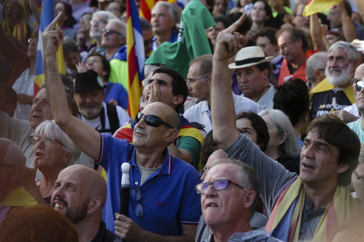 epa06257548 People gather to follow the speech of the Catalan President Carles Puigdemont in the regional Parliament, in downtown Barcelona, Spain, 10 October 2017. Puigdemont has proposed to suspend  ...