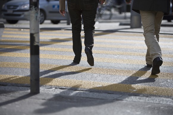 ZUR MEDIENKONFERENZ DES SICHERHEITSDEPARTEMENTS DER STADT ZUERICH, STELLEN WIR IHNEN HEUTE, 16. JANUAR 2018, FOLGENDES BILDMATERIAL ZUR VERFUEGUNG - Pedestrians cross a zebra crossing in downtown Zuri ...