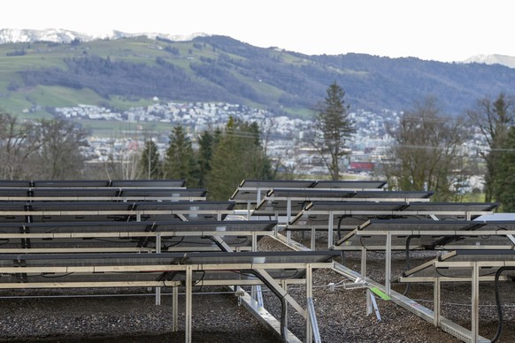 Ein Dach mit neuen Solaranlage auf dem Areal der Risi Immobilien AG im Werkhof Gulmmatt bei Baar im Kanton Zug am Mittwoch, 29. Januar 2025. Seit dem 1. Januar 2025 wird die Abfallbewirtschaftung im K ...