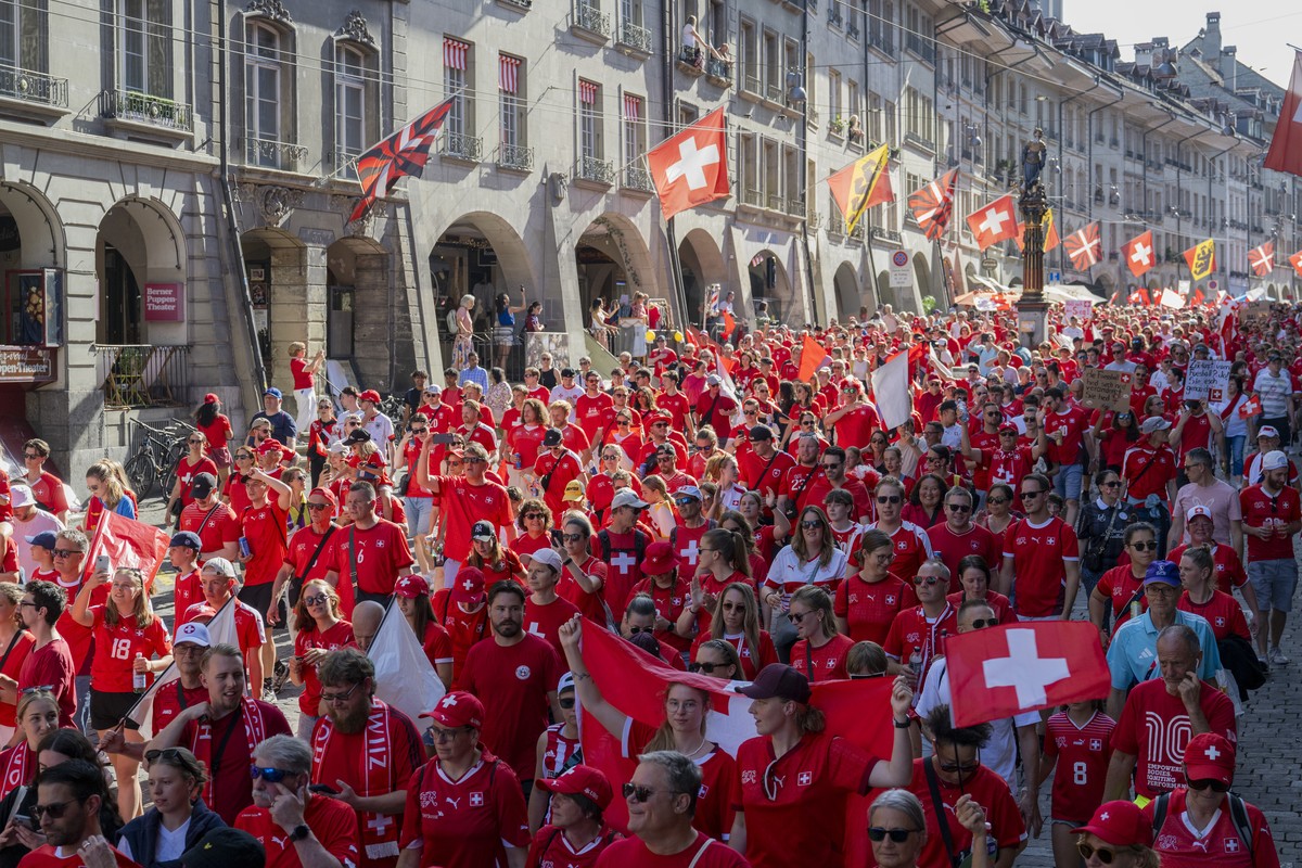 Supporters and Fans from Switzerland at the fan walk prior to the UEFA Women's EURO 2025 quaterfinal soccer match between Switzerland and Spain in Bern, Switzerland, Friday, July 18, 2025. (KEYST ...
