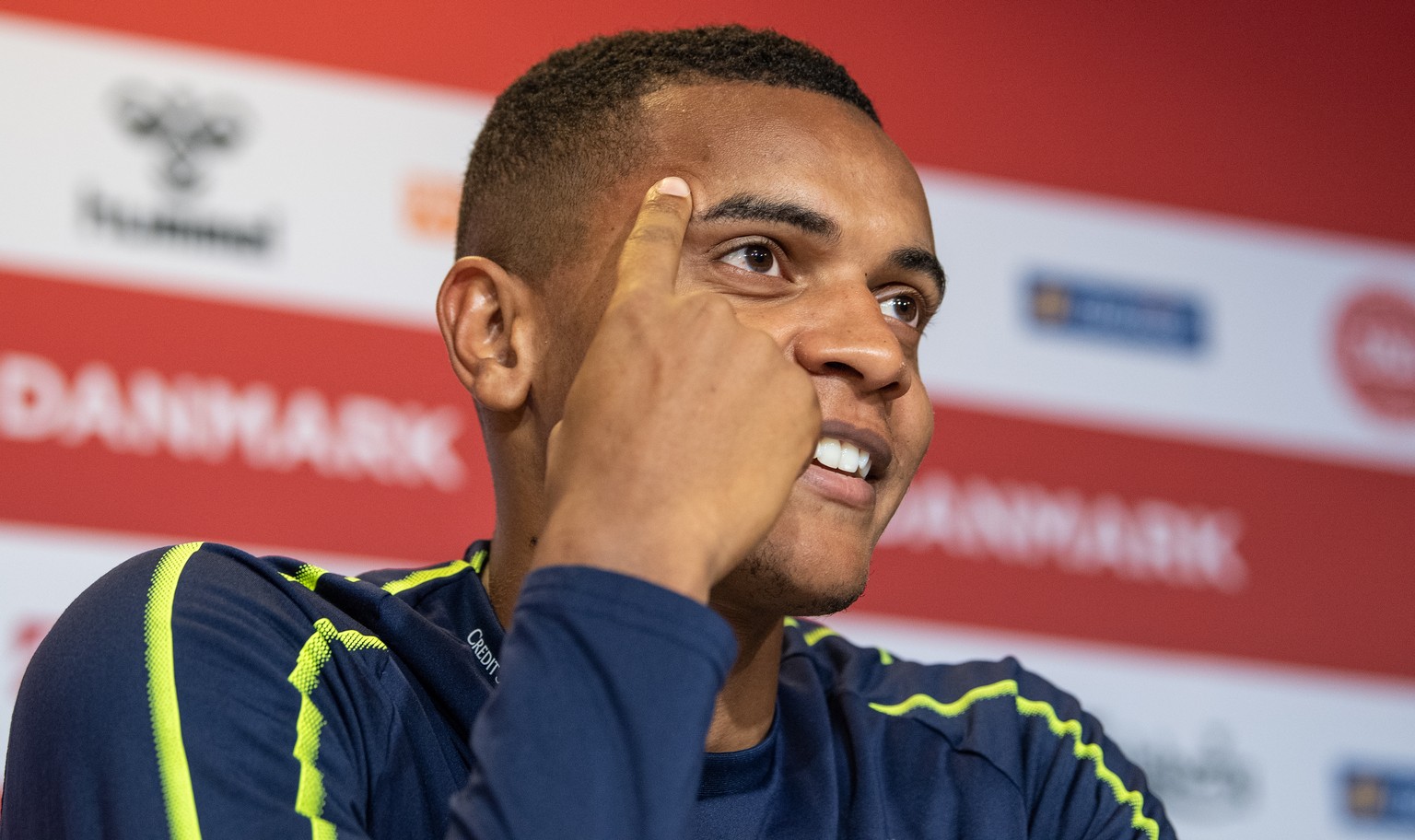 Foto: Toto Marti, 11.10.2019, Kopenhagen: Nati Abschluss-Training vor dem EM Qualifikationsspiel gegen Dnemark. Manuel Akanji bei der Pressekonferenz.