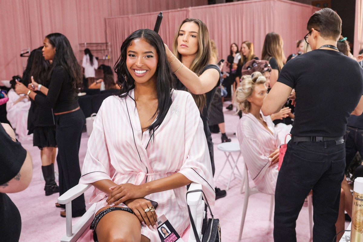 epa13314213 US model Natalia Bryant gets her hair and make up ready for the 2026 Victorias Secret Fashion Show at Sony Studios in Culver City, California, USA, 18 October 2026. EPA/CHRIS TORRES