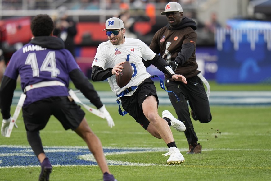 NFC quarterback Baker Mayfield, of the Tampa Bay Buccaneers, scrambles against the AFC during the flag football event at the NFL Pro Bowl football game, Sunday, Feb. 4, 2024, in Orlando. (AP Photo/Chr ...