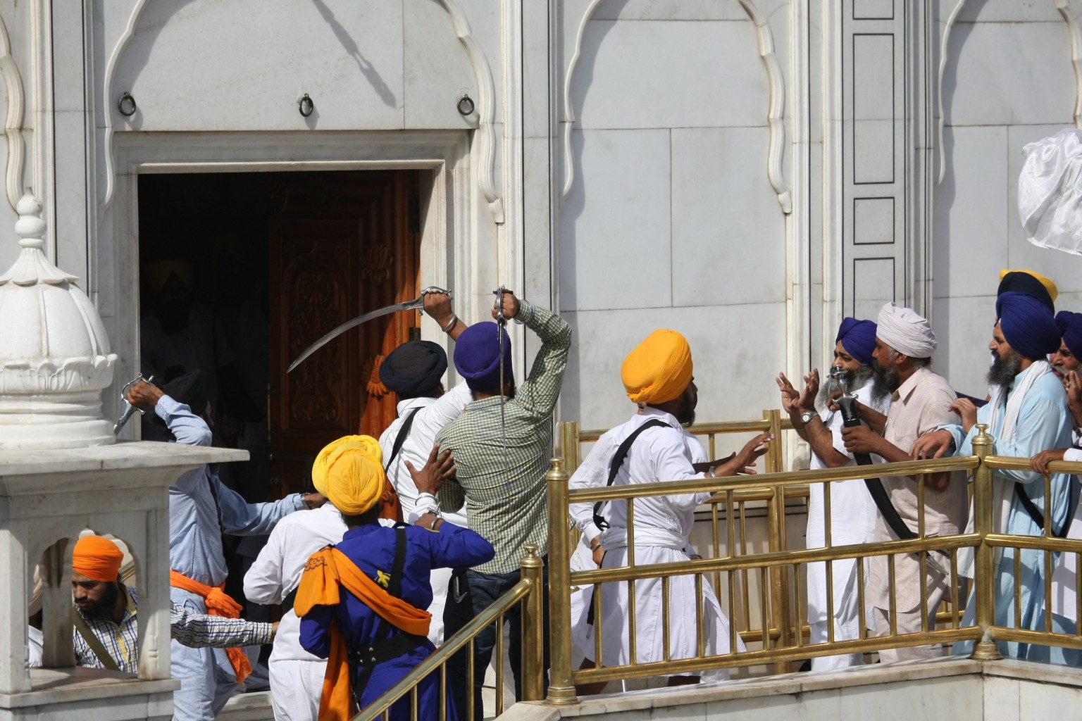 epa04241755 Members of Sikh radical groups clash with Shiromani Gurudwara Prabhandak Committee (SGPC) supporters, after a prayer and remembrance meeting for the Sikh separatists who lost their lives d ...