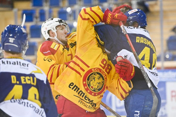 Langnaus Larri Leeger, Jules Sturny und Davos&#039; Dennis Rasmussen im Kampf, von links, beim Eishockey Spiel der National League zwischen dem HC Davos und dem SCL Tigers, am Dienstag, 21. September  ...