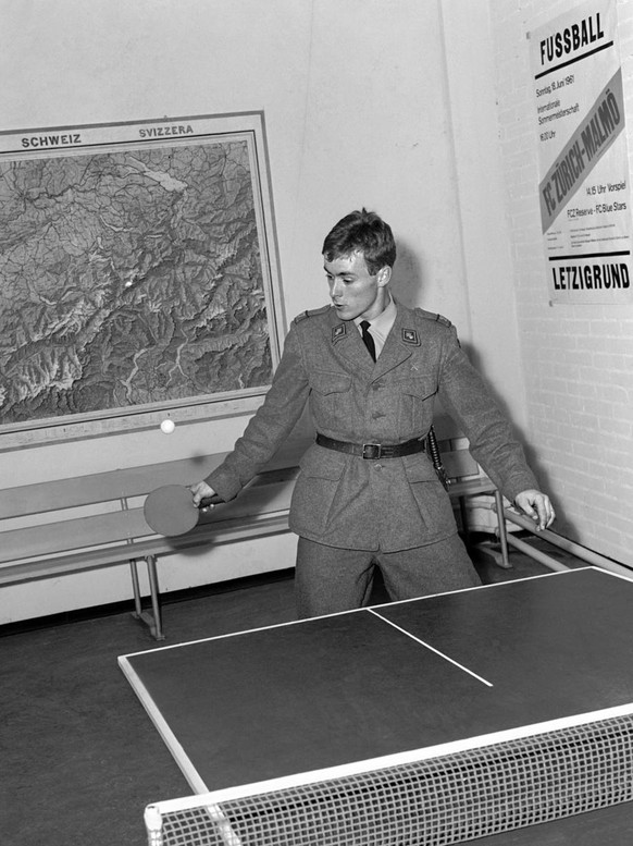 Jakob &quot;Koebi&quot; Kuhn, Spieler beim FCZ und bei der Schweizer Nationalmannschaft, spielt im November 1963 in der Rekrutenuniform der Grenadiere hinter der Tribuene im Letzigrund-Stadion in Zuer ...