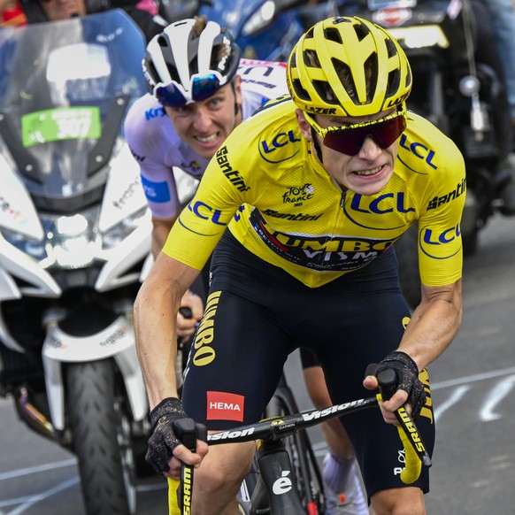 Denmark&#039;s Jonas Vingegaard, wearing the overall leader&#039;s yellow jersey, grimaces as he crosses Joux Plane pass ahead of Slovenia&#039;s Tadej Pogacar, wearing the best young rider&#039;s whi ...