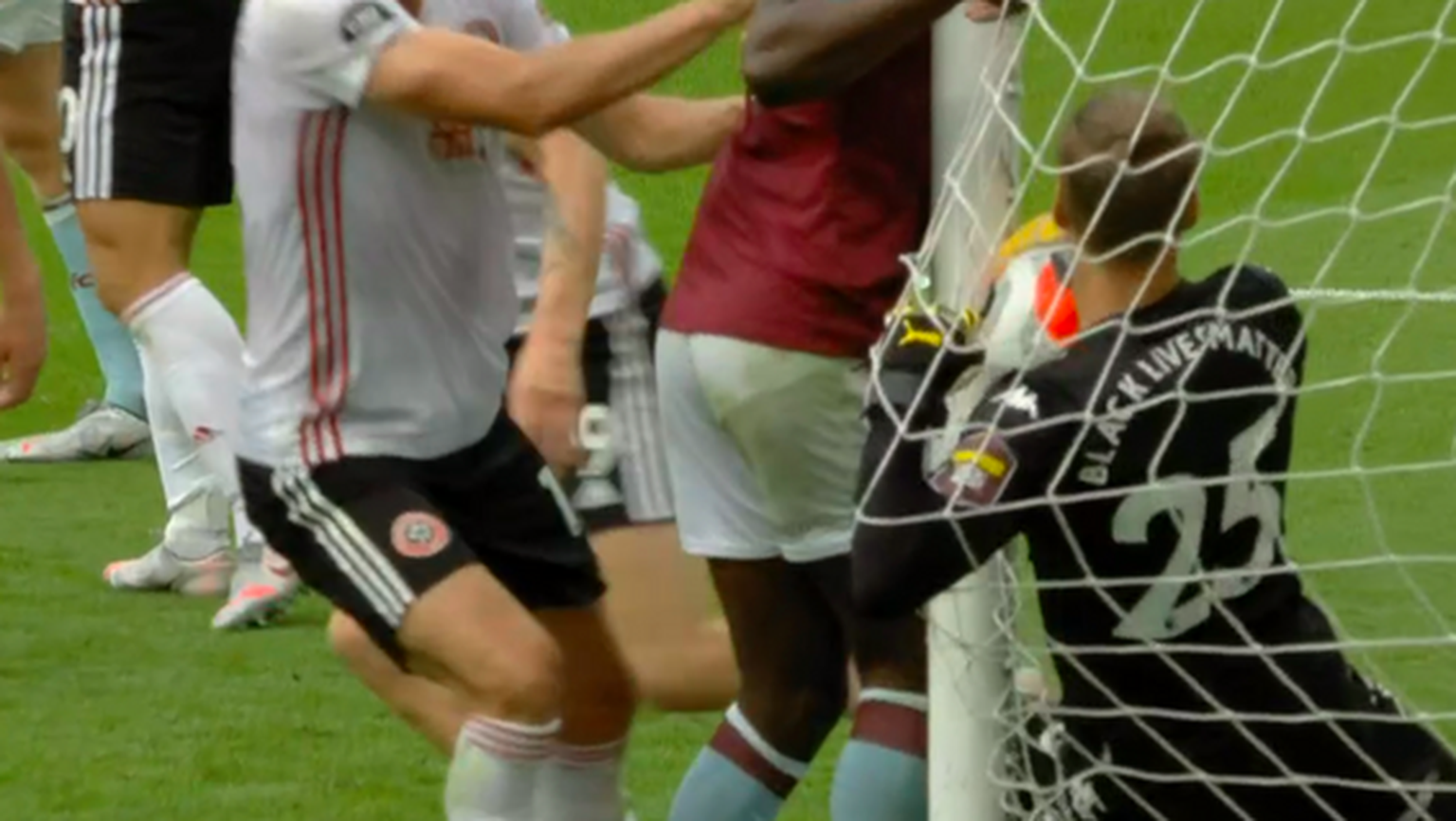 Villa-Keeper Nyland zappelt mit dem Ball in den Händen im Tornetz.