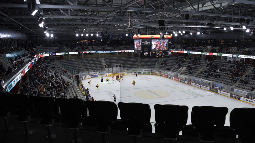 Sicht in die fast leere Halle im Eishockey Meisterschaftsspiel der National League zwischen dem EHC Biel und dem SC Bern, am Dienstag, 20. Oktober 2020, in der Tissot Arena in Biel. (KEYSTONE/Peter Sc ...