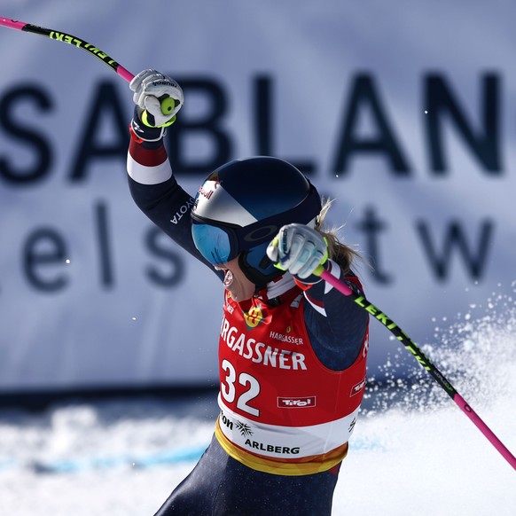 epa11818379 Lindsey Vonn of the USA reacts in the finish area during the Women&#039;s Downhill race at the FIS Alpine Skiing World Cup in St. Anton, Austria, 11 January 2025. EPA/ANNA SZILAGYI