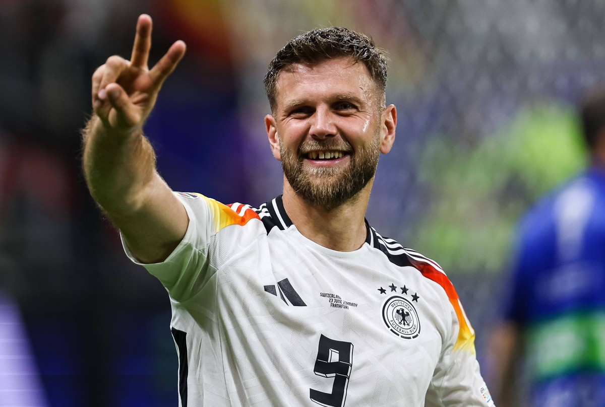 Endstand 1:1 Manuel Neuer Deutschland 01 und 09 bedanken sich bei den Fans Niclas Fuellkrug Deutschland 09 bedankt sich bei den Fans und Gruesst seine Frau GER, Switzerland SUI vs. Germany DEU, Fussba ...