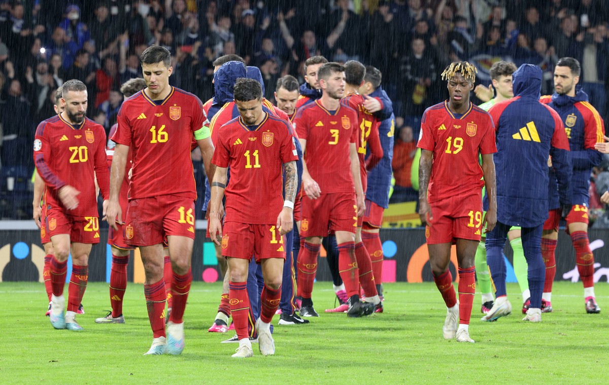 epa10548015 Players of Spain walk off the pitch after the UEFA EURO 2024 qualification match between Scotland and Spain in Glasgow, Britain, 28 March 2023. Scotland won 2-0. EPA/Robert Perry