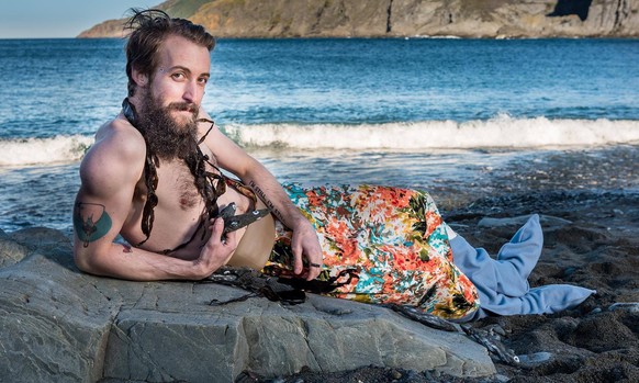 Posieren für einen guten Zweck: Der Newfoundland &amp; Labrador Beard and Moustache Club sammelt Geld, in dem sie sich als Meerjungfrauen verkleiden.&nbsp;