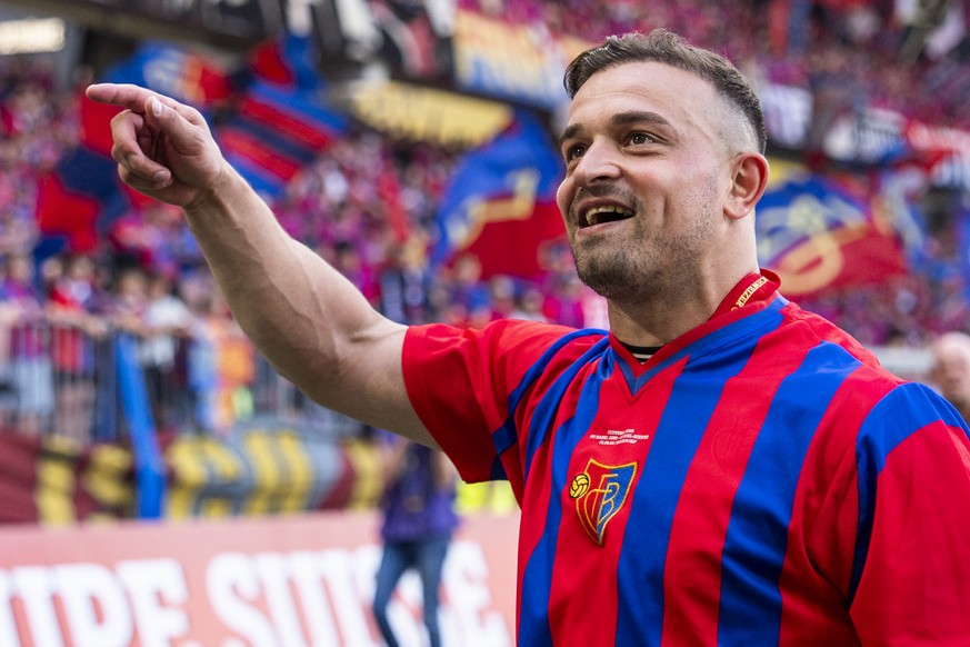 Xherdan Shaqiri (FCB), rechts, jubelt nach dem 100. Schweizer Fussball Cup Final zwischen dem FC Biel-Bienne und FC Basel, am Sonntag 1. Juni 2025, im Stadion Wankdorf in Bern. (KEYSTONE/Til Buergy)