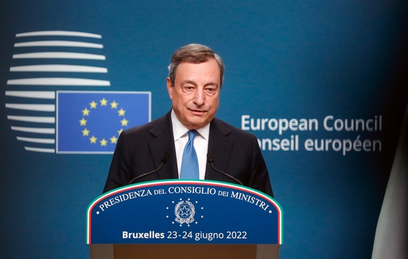epa10031988 Italian Prime Minister Mario Draghi gives a press conference at the end of a EU Summit in Brussels, Belgium, 24 June 2022. EU member states leaders addressed the latest developments concerning the Russian invasion of Ukraine, the membership applications from Ukraine, Moldova and Georgia and economic issues.  EPA/STEPHANIE LECOCQ