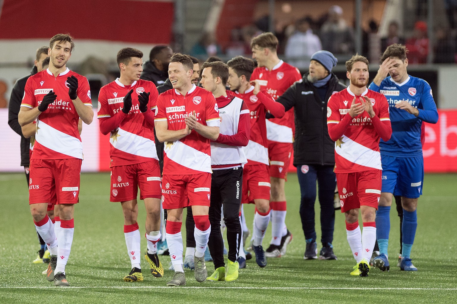 Die Thuner jubeln nach dem Spiel gegen Lugano im Fussball Meisterschaftsspiel der Super League zwischen dem FC Thun und dem FC Lugano, am Sonntag, 09. Februar 2020, in der Stockhorn Arena in Thun. (KE ...