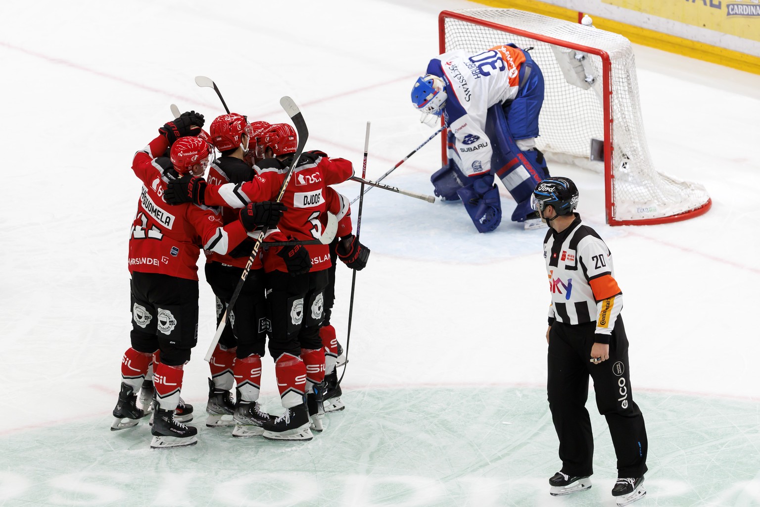 Les joueurs du Lausanne HC fetent leur but apres avoir inscrit le 4:1, lors du 4eme match de la finale de play-off du championnat suisse de hockey sur glace de National League entre Lausanne HC, LHC,  ...