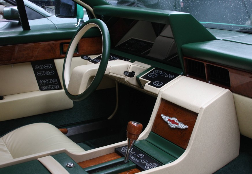aston martin lagonda 1980s design auto retro https://kartsp.com.br/quatro-rodas-top-ten-os-dez-carros-mais-complexos-que-chegaram-as-ruas/