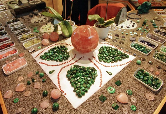 Steine mit heilenden Kraeften an der 10. Esoterik-Messe in Zuerich am Donnerstag 5. Maerz 1998. Im Kongresshaus ist am Donnerstag abend die 10. Messe fuer Esoterik, Bewusstsein und Gesundheit eroeffne ...