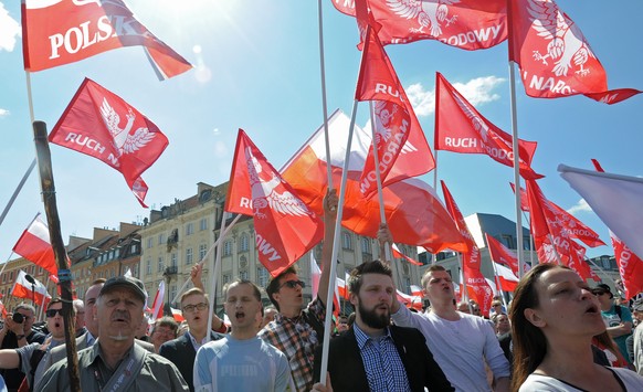 Gleichzeitig fand in Warschau eine Gegendemonstration von rechtsnationalen Kräften und EU-Gegnern statt.