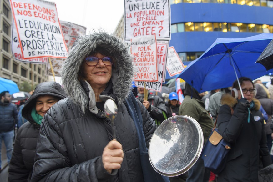 Les fonctionnaires manifestent dans les rues de la ville, lors de la greve de la fonction publique a l&#039;appel du Cartel intersyndical, ce jeudi 14 decembre 2017 a Geneve. (KEYSTONE/Martial Trezzin ...