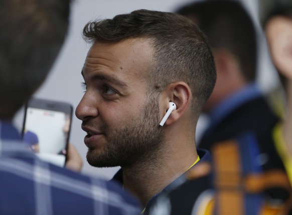 epa05529371 Journalists try the new Apple AirPods during the product viewing after the Apple launch event at the Bill Graham Civic Auditorium in San Francisco, California, USA, 07 September 2016. Medi ...