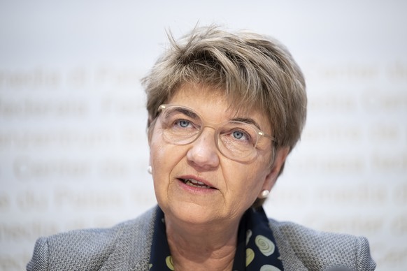 Bundespraesidentin Viola Amherd spricht an einer Medienkonferenz ueber die Olympische und Paralympische Winterspiele 2038 in der Schweiz und zur die Bekanntgabe der neuen Direktorin des Bundesamtes fu ...