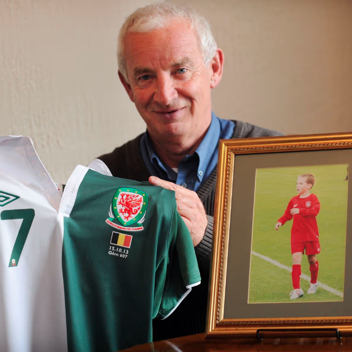 15. Oktober 2013: Das Supertalent Harry Wilson gibt sein Debüt für die Fussball-Nationalmannschaft von Wales. Damit sorgt der 16-Jährige für einen Geldregen bei seinem Grossvater Peter Edwards, der di ...