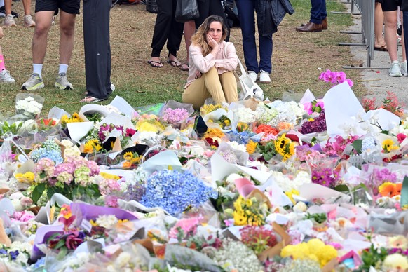 epa12595259 Mourners place flowers at a makeshift memorial at Bondi Beach in Sydney, Australia, 16 December 2025. Australia is in mourning following an attack on the Jewish community's Hanukkah f ...