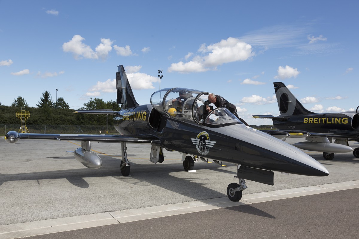 Auch der Schweizer Uhrenhersteller Breitling soll dem Gripen Schub geben.