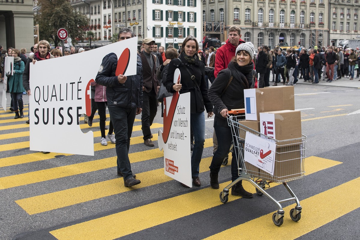 Personen einer breiten Koalition aus rund 80 Organisationen reichen die Konzernverantwortungsinitiative ein, am Montag 10. Oktober 2016, in Bern. (KEYSTONE/Peter Schneider)