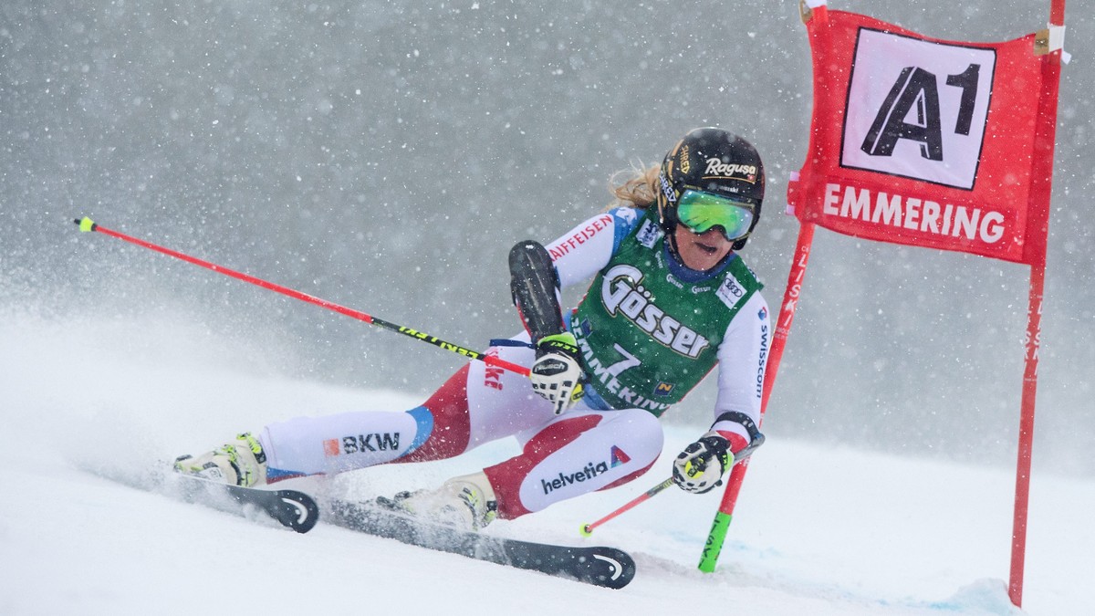 epa05689847 Lara Gut of Switzerland clears a gate during the first run of the women's FIS Alpine Skiing World Cup Giant Slalom race in Semmering, Austria, 28 December 2016. EPA/CHRISTIAN BRUNA