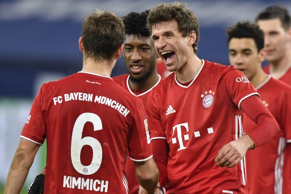 Bayern&#039;s Thomas Mueller, right, celebrates with teammates after scoring during the German Bundesliga soccer match between FC Schalke 04 and Bayern Munich in Gelsenkirchen, Germany, Sunday, Jan. 2 ...