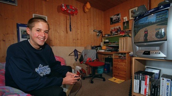 Der knapp 16-jaehrige Motorradrennfahrer Thomas Luethi beim Spiel mit der Playstation in seinem Zimmer in Linden im Emmental, aufgenommen am 3. September 2002. (KEYSTONE/Martin Ruetschi) : Film]