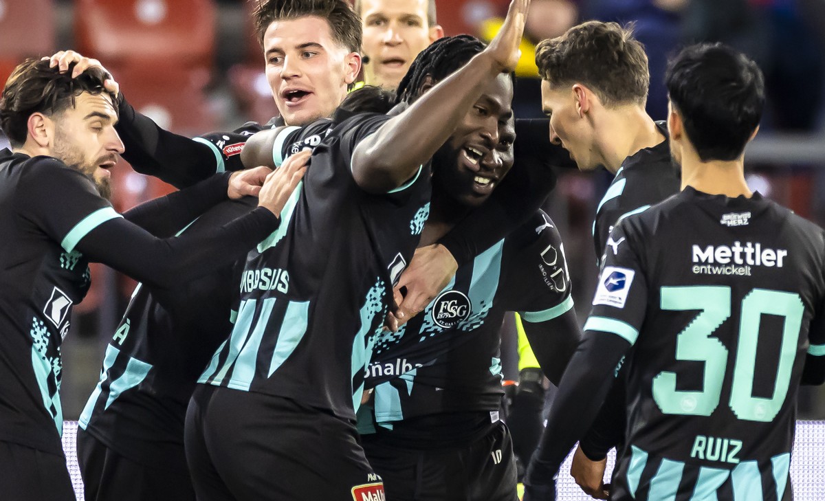 Chadrac Akolo (SG) (3. rechts) jubelt mit Teamkollegen nach seinem Tor zum 0:2 im Fussball Meisterschaftsspiel der Super League zwischen dem FC Zuerich und dem FC St. Gallen am Sonntag, 15. Dezember 2 ...
