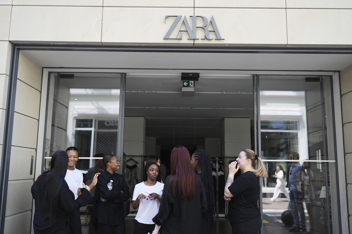 Employees stand outside a shop during an electricity outage in Cannes, southern France, Saturday, May 24, 2025. (AP Photo/Natacha Pisarenko)
France Cannes Electricity Outage
