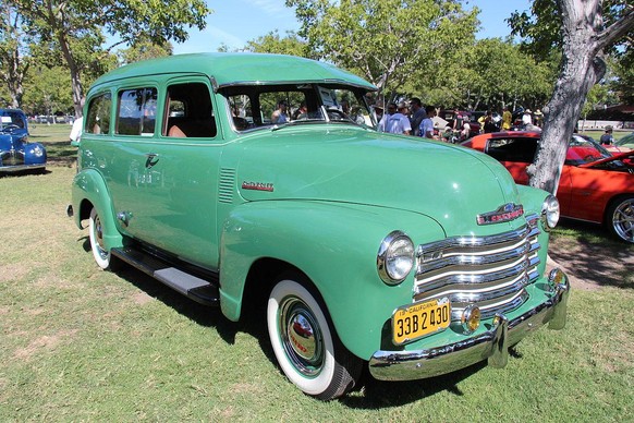 chevrolet suburban 1949 auto retro https://en.wikipedia.org/wiki/Chevrolet_HHR#/media/File:1949_Chevrolet_Thriftmaster_Panel_Truck_(20621019533).jpg