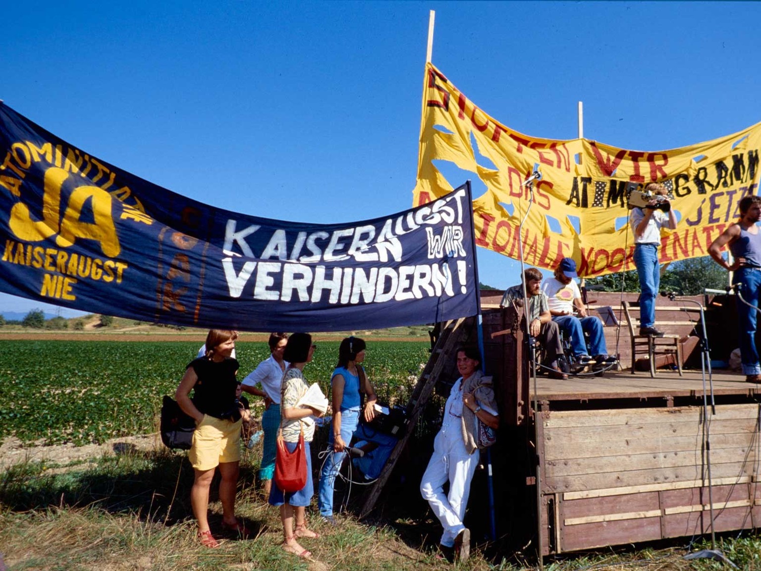 Demonstrierende mit Transparenten gegen den Bau des Atomkraftwerks in Kaiseraugst, September 1984.
https://permalink.nationalmuseum.ch/101325202