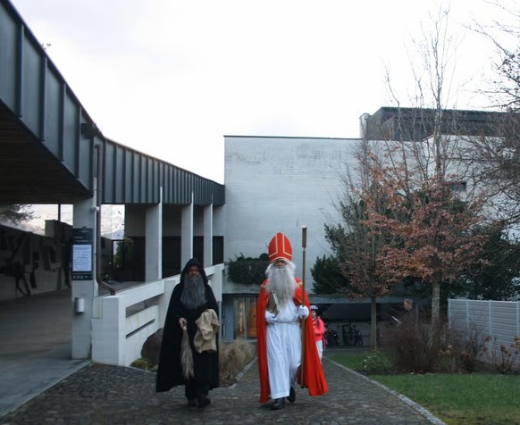 Schmutzli und Samichlaus unterwegs zu den Familienbesuchen in Buchs und Grabs (SG).