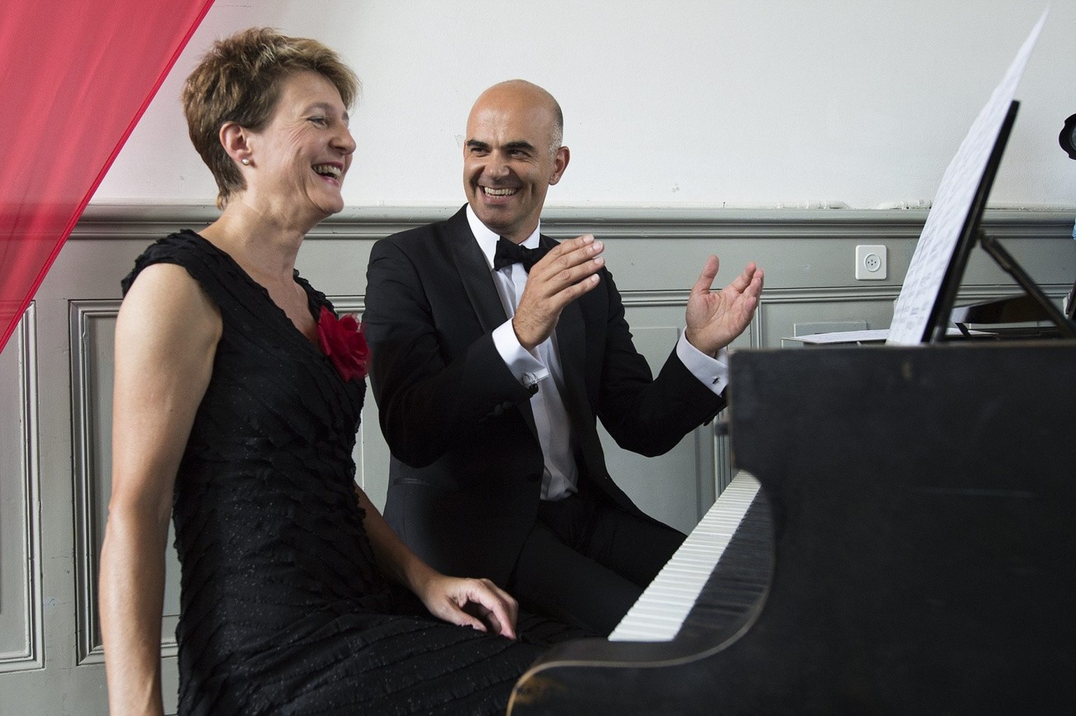 ARCHIV - ZUM ANGEKUENDIGTEN RUECKTRITT VON ALAIN BERSET STELLEN WIR IHNEN FOLGENDES BILDMATERIAL ZUR VERFUEGUNG - Die Bundesraete Simonetta Sommaruga, links, und Alain Berset spielen zusammen Klavier ...