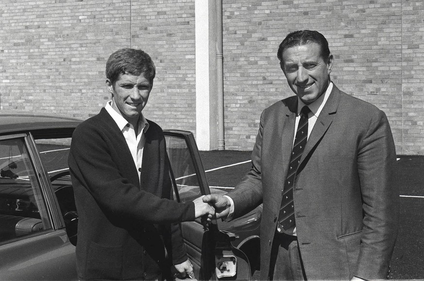 Bildnummer: 07683715 Datum: 12.11.1966 Copyright: imago/Colorsport
Manager, Harry Catterick welcomes Alan Ball (Everton) to his new club on his first day. Arsenal v Everton; 12/11/1966; Goodison Park ...