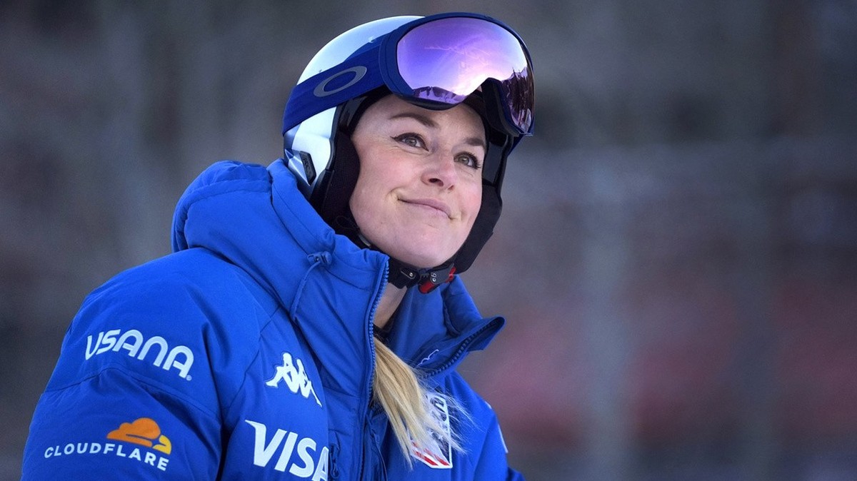Lindsey Vonn looks at the course before competing in a Super G skiing race at Copper Mountain Ski Resort, Sunday, Dec. 8, 2024, in Copper Mountain, Colo. (AP Photo/Robert F. Bukaty)