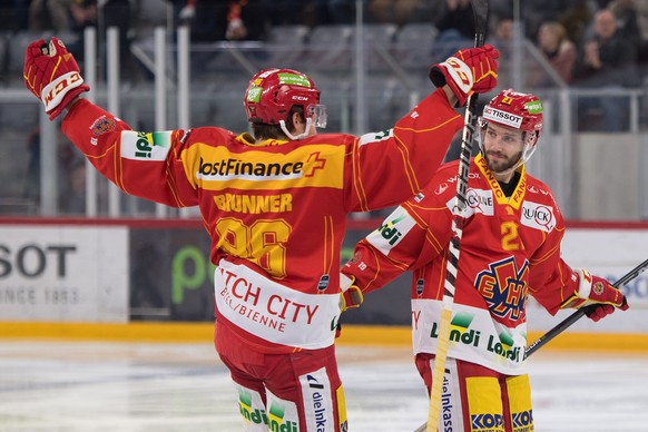 Biels Jason Fuchs, rechts, jubelt ueber sein Tor zum 5:0 mit Biels Damien Brunner im Eishockey Meisterschaftsspiel der National League zwischen dem EHC Biel-Bienne und dem HC Ambri-Piotta, am Dienstag ...