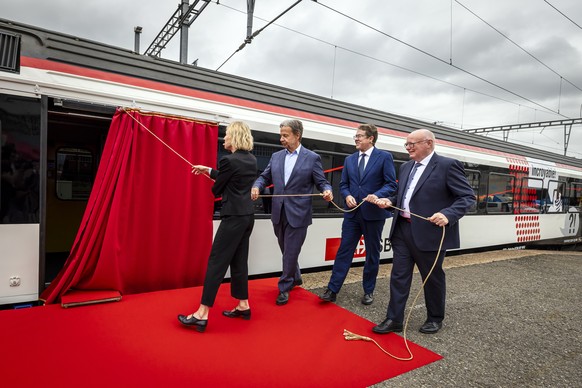Dagmar Roesler, Zentralpraesidentin, vom Dachverband Lehrerinnen und Lehrer Schweiz (LCH), SRG-Generaldirektor Gilles Marchand, Bundesrat Albert Roesti und SBB CEO Vincent Ducrot, links nach rechts, b ...